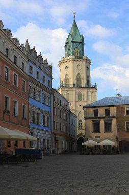 Polonya 'nın tarihi merkezi Lublin' de tarihi binalar ve Trinity Kulesi manzaralı fotoğraf