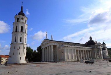 St. Stanislaus Katedrali 'nin ve Litvanya' nın tarihi merkezinde bulutlu mavi gökyüzüne karşı serbest çan kulesinin fotoğrafı