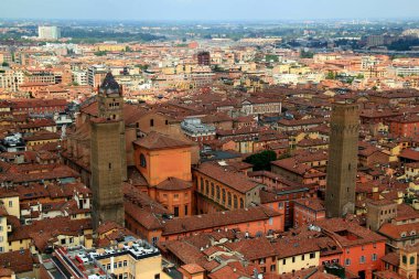 San Pietro Katedrali ve fotoğrafın merkezinde iki ortaçağ kulesi bulunan Bologna (İtalya) şehrinin tarihi kısmının havadan görünüşü