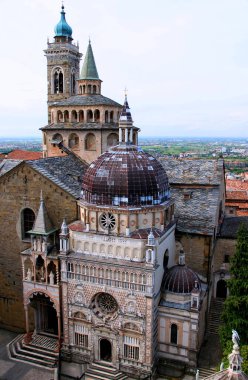 İtalya 'nın kuzeyindeki Bergamo şehrinin tarihi merkezindeki Santa Maria Maggiore kilisesinin dikey fotoğrafı.