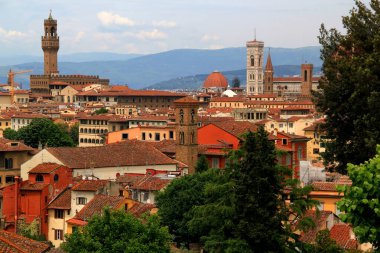 Floransa, İtalya 'daki Santa Maria del Fiore Katedrali ve Vecchio Sarayı' nın tarihi binalarıyla kentin tarihi kısmının havadan görünüşü.