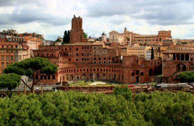 Roma, İtalya - 28 Mayıs 2019: Trajan Pazarı (Mercati di Traiano) manzaralı fotoğraf şehrin tarihi bölgesinde fırtınalı bir gökyüzüne karşı