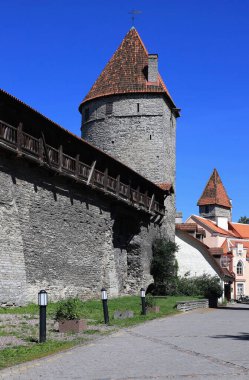 Tallinn, Estonya 'nın tarihi merkezinde iki kule ve bir ortaçağ kale duvarı