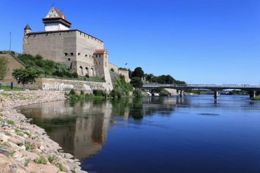 Narva, Estonya - 09 Temmuz 2024: Narva Kalesi ve Narva Nehri seti manzaralı fotoğraf 