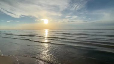 Letonya 'nın Jurmala kentindeki Riga Körfezi' nde gün batımı manzarası