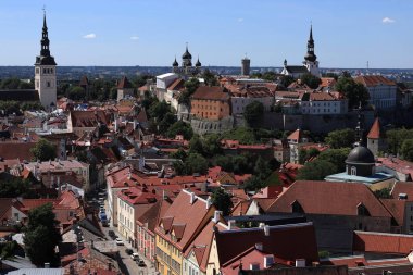 Estonya 'nın Tallinn kentinde sayısız kilise ve ortaçağ kuleleri bulunan kentin tarihi kısmının panoramik hava manzarası