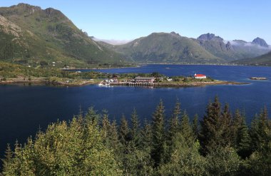 Fiyort manzaralı manzara fotoğrafı, yarımadadaki Sildpollnes Kirk kilisesi ve arka planda Svolvaer, Lofoten Adaları, Norveç yakınlarındaki dağlar.