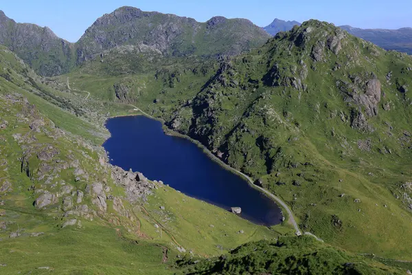 Mannen Dağı 'nın tepesinden Norveç' teki Lofoten Adaları 'ndaki göl ve dağların üzerinden panoramik hava manzarası