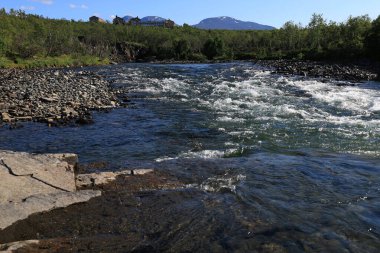İsveç 'in kuzeyindeki Abisko Ulusal Parkı' ndaki Abisko Kanyonu boyunca akan nehir ve kayalık bankalar manzaralı manzara fotoğrafı.