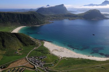 Norveç 'in Lofoten Adaları' ndaki Haukland Sahili 'nin ve dağların üzerinden Mannen Dağı' nın tepesinden gelen hava manzarası.