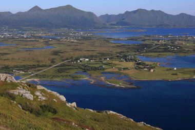 Norveç 'in Lofoten Adaları' ndaki Offersokammen dağından Norveç Denizi 'nin panoramik hava manzarası