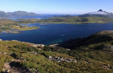 Norveç 'in Lofoten Adaları' ndaki Hamnoy ve Reine kasabaları arasındaki adaların dağlık manzaralı ve kayalık kıyıları.