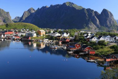 Manzara, Reine köyü manzarası ile dağların arka planına ve Norveç 'teki Lofoten Adaları' ndaki bir deniz koyuna bakıyor.