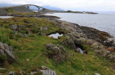 Atlantik Yolu (Atlanterhavsveien) ve Norveç 'in Molde kenti yakınlarındaki kayalık kıyıları manzaralı manzara fotoğrafı