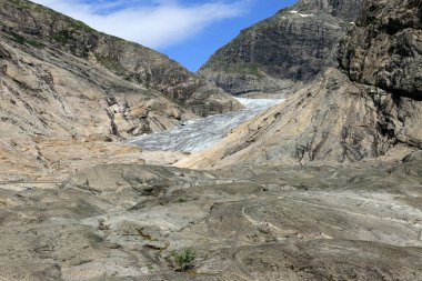 Norveç 'teki Jostedalsbreen Ulusal Parkı' ndaki Nigardsbreen buzulunun bir kısmı ve kayalık dağlar manzaralı manzara fotoğrafı