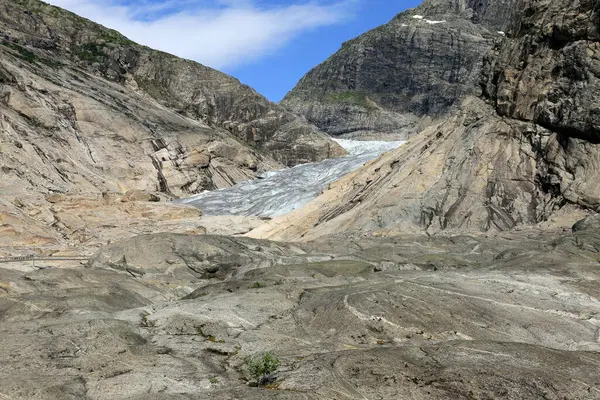 Norveç 'teki Jostedalsbreen Ulusal Parkı' ndaki Nigardsbreen buzulunun bir kısmı ve kayalık dağlar manzaralı manzara fotoğrafı