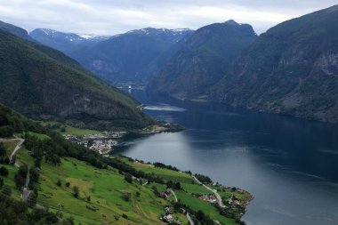 Norveç 'teki Flam yakınlarındaki Aurlandsfjord ve dağların manzaralı hava manzaralı bir fotoğraf.