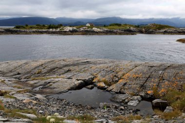 Norveç 'te Molde yakınlarında fırtınalı bir gökyüzüne karşı Norveç' in kayalık kıyıları ve dağları manzaralı manzara fotoğrafı