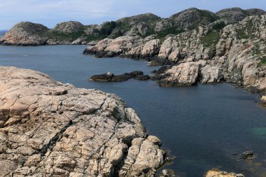 Norveç 'in güneyindeki Kristiansand kasabası yakınlarındaki Lindesnes Fyr Deniz feneri yakınlarındaki Knarvika Körfezi ve kayalık sahil manzaralı manzara fotoğrafı