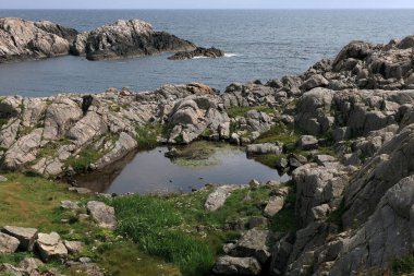 Norveç 'in güneyindeki Kristiansand kasabası yakınlarındaki Lindesnes Fyr Deniz feneri yakınlarındaki kayalık sahili ve Staksvika Körfezi manzaralı manzara fotoğrafı