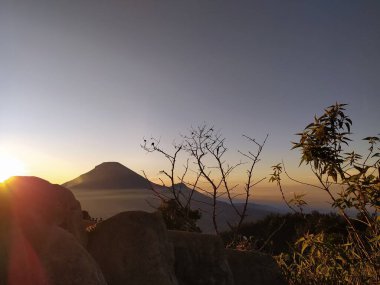 Gün doğumundan sonra dağın zirvesini görmek