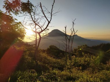 Gün doğumundan sonra dağın zirvesini görmek
