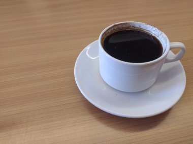 Masanın üzerinde bir fincan kahve.