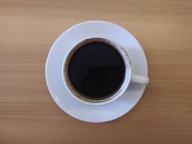 Masanın üzerinde bir fincan kahve, düz manzara.