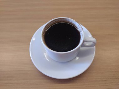 Masanın üzerinde bir fincan kahve.