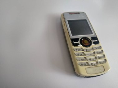 Beyaz arkaplanda eski bir cep telefonu