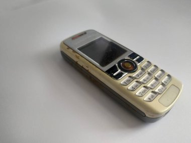 Beyaz arkaplanda eski bir cep telefonu