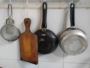 Duvarda asılı mutfak gereçleri beyaz arka planda izole edilmiş..