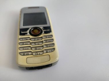 Beyaz arkaplanda eski bir cep telefonu