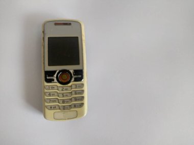 Beyaz arkaplanda eski bir cep telefonu