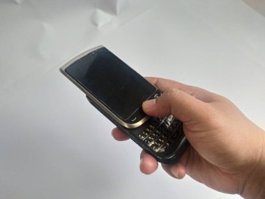 eski siyah cep telefonu, beyaz arkaplanda klavye kaydırması
