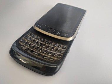 eski siyah cep telefonu, beyaz arkaplanda klavye kaydırması