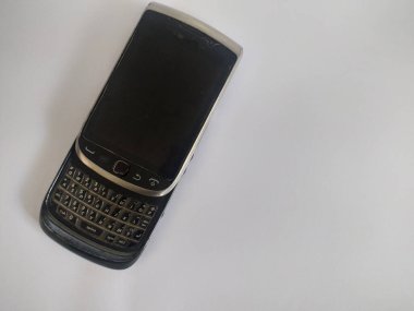 eski siyah cep telefonu, beyaz arkaplanda klavye kaydırması