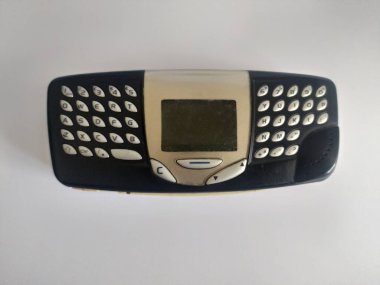 Beyaz arkaplanda eski bir cep telefonu