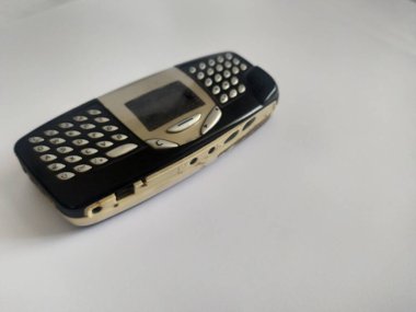 Beyaz arkaplanda eski bir cep telefonu