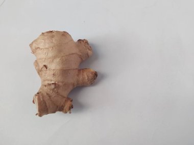 Beyaz arka plan üzerinde izole zencefilli baharat