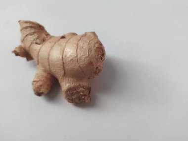 Beyaz arka plan üzerinde izole zencefilli baharat