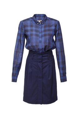 Görünmez bir mankenin beyaz arka planında kadın elbisesi