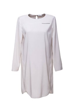 Görünmez bir mankenin beyaz arka planında kadın elbisesi