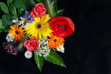 Bir buket gül, bir mürver, gelincikler, gerbera çiçekleri ve siyah arka planda bir akasya.