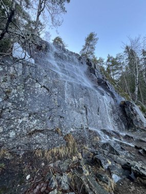 Düşen suyun fısıltıları