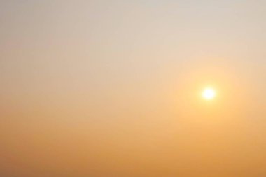 Turuncu ve altın rengi gün batımı gökyüzü sakinlik, dinlendirici güneş ışığı yaz havası. Tatil tatili afişi