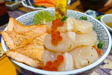Sashimi seti ünlü bir Japon yemeğidir..
