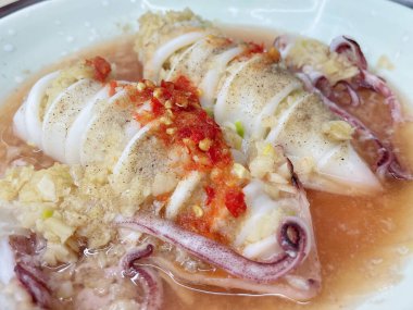 Taze limon ve biberli kalamar yemeği. Baharatlı deniz ürünleri