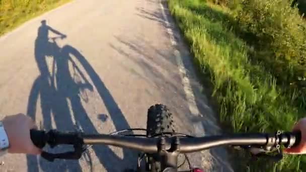 Жінка Середнього Віку Їде Велосипеді Сонячній Сільській Дорозі — стокове відео