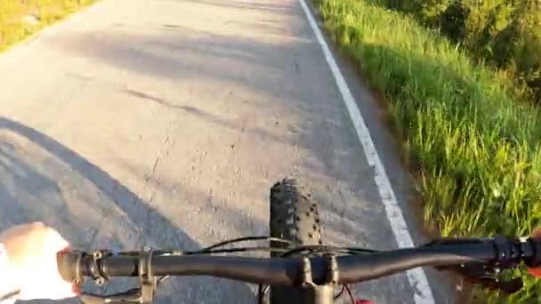 Женщина Средних Лет Велосипеде Солнечной Проселочной Дороге — стоковое видео